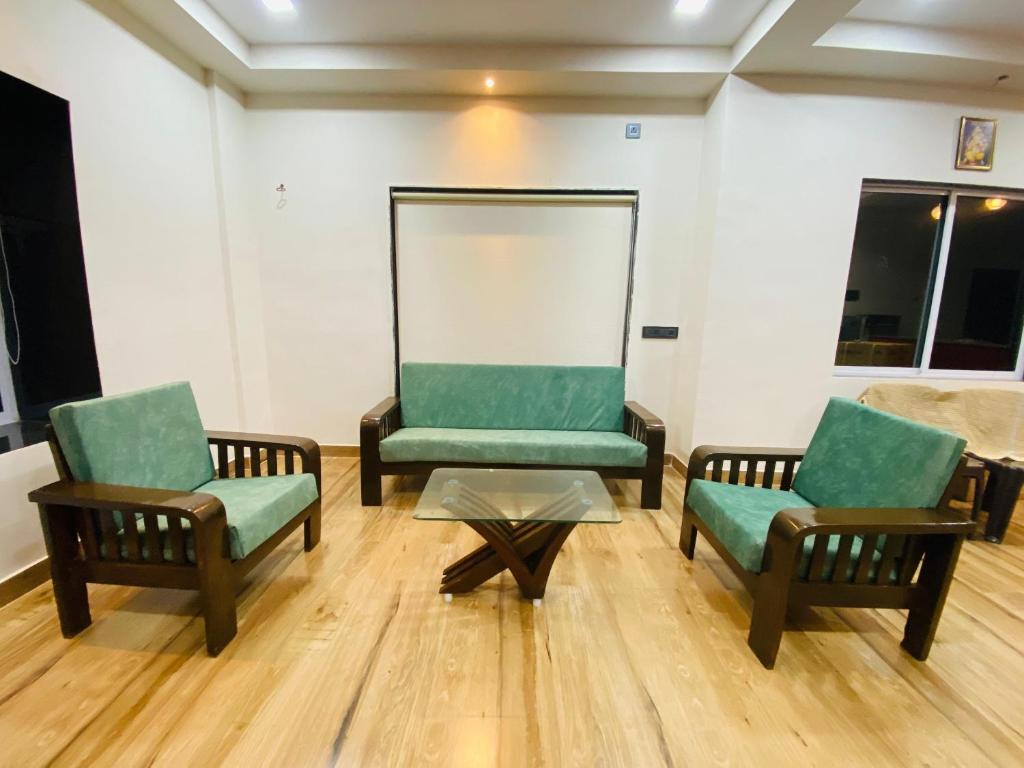 Ein Sitzbereich in der Unterkunft Shubharambha Luxury Resort