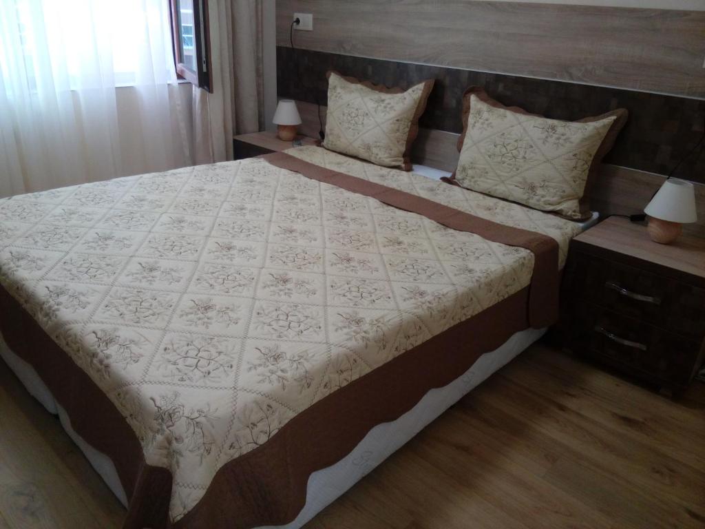 ポモリエにあるApartment Tanitaのベッドルーム1室(大型ベッド1台、白い毛布、枕付)