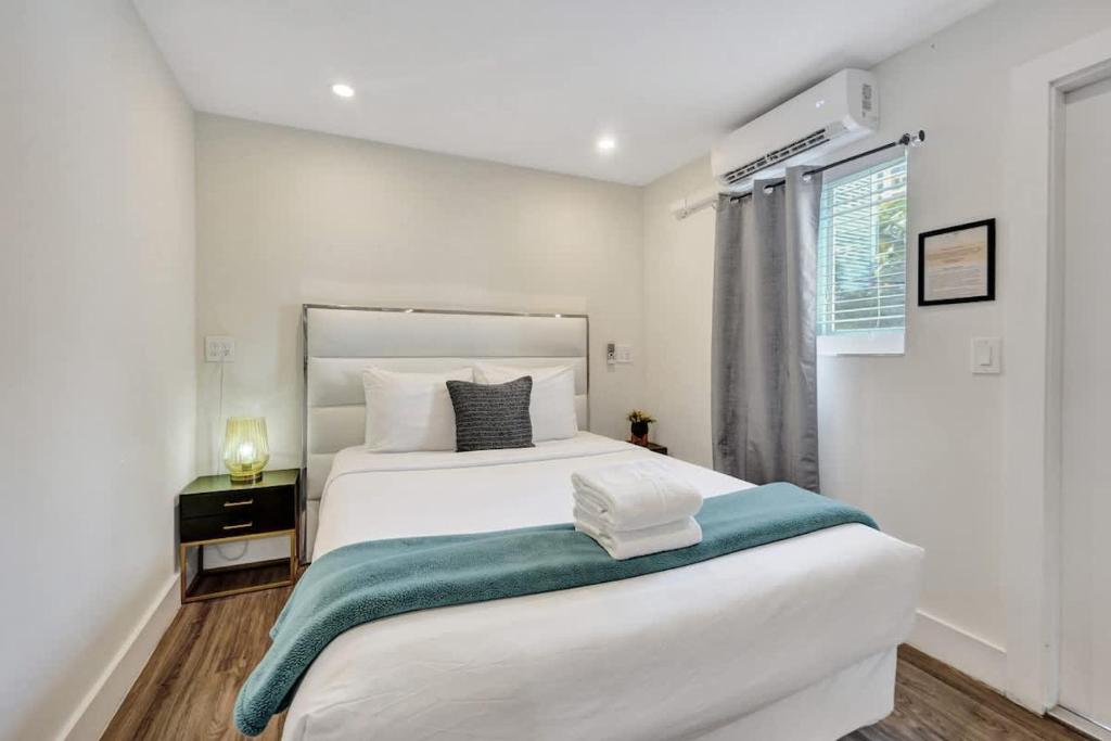 En eller flere senge i et værelse på Eden Escape Walk to FLT Beach 2107