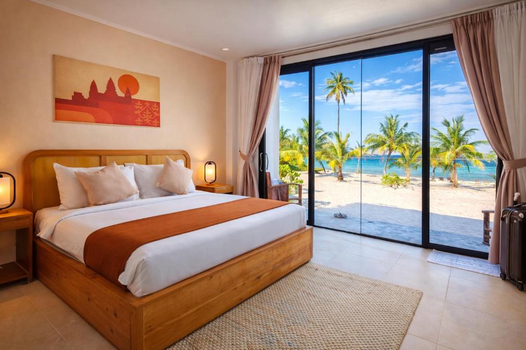 una camera con letto e vista sulla spiaggia di Le Baoli Koh Rong a Phumĭ Kaôh Rŏng
