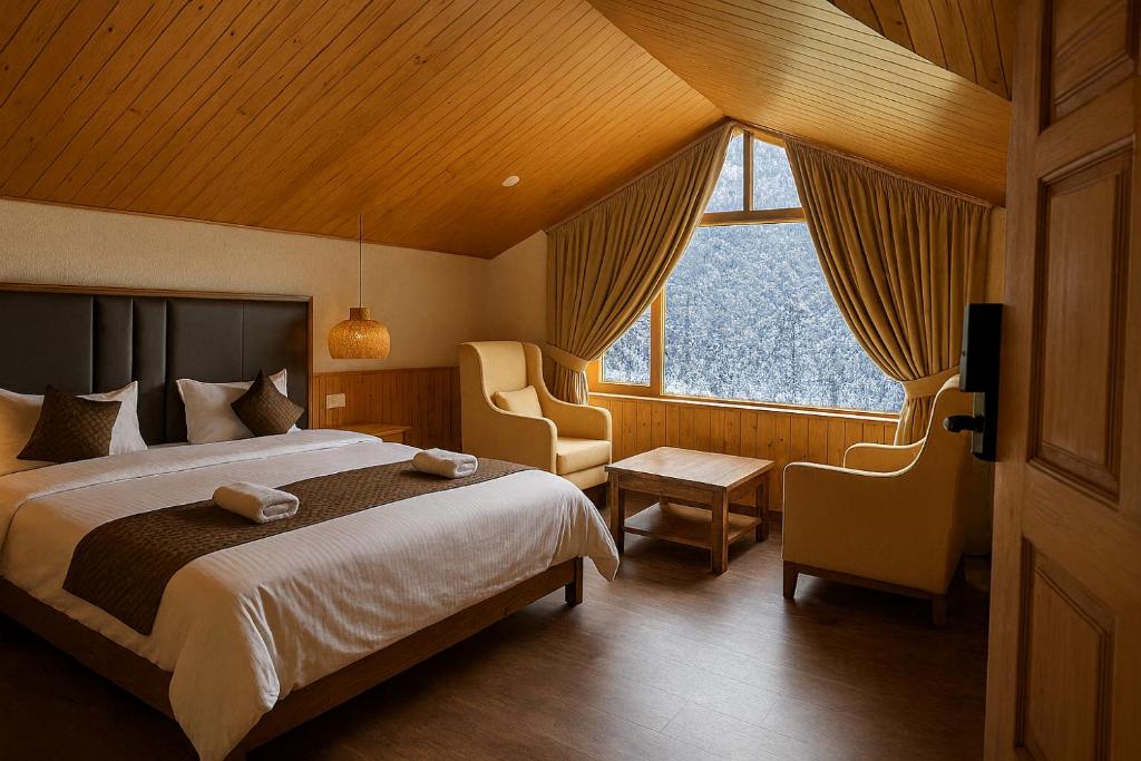 een slaapkamer met een bed en een groot raam bij Odbostays Manali in Haripūr