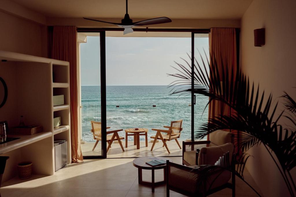 een woonkamer met uitzicht op de oceaan bij Soul Temple Boutique Hotel ADULTS ONLY in Ahangama