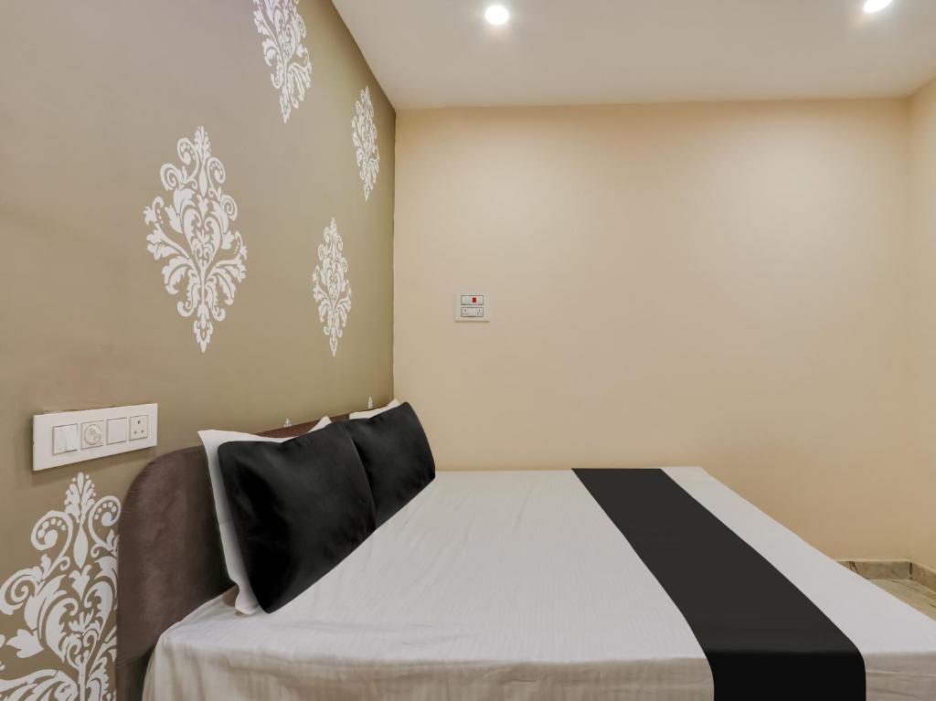 una camera con letto e cuscino bianco e nero di Hotel O BSS INNS a Warangal