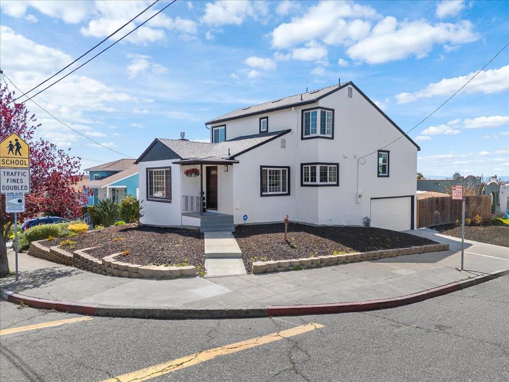 een wit huis op de hoek van een straat bij Beautiful Studio in Maxwell Park in Oakland