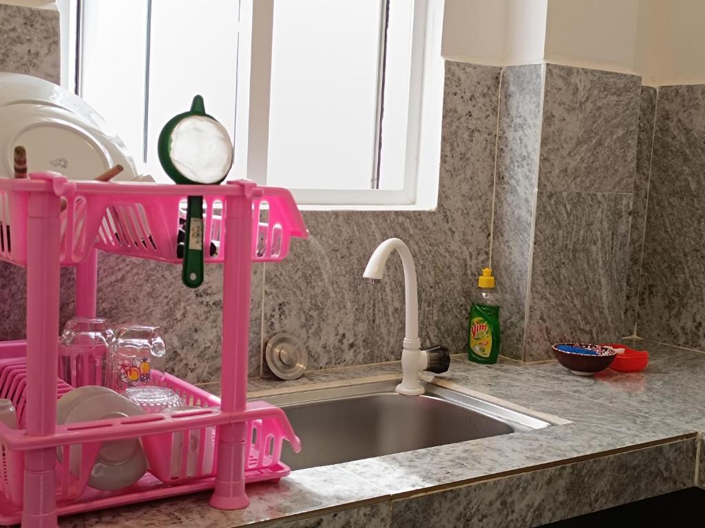 een roze gootsteen met een roze afdruiprek bij Villa Four Seasons in Mirissa