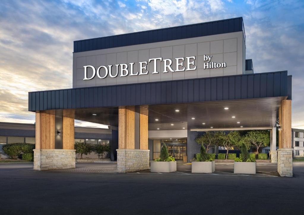 een gebouw met een bord waarop staat: Double Tree Library bij DoubleTree by Hilton Manhattan, KS in Manhattan
