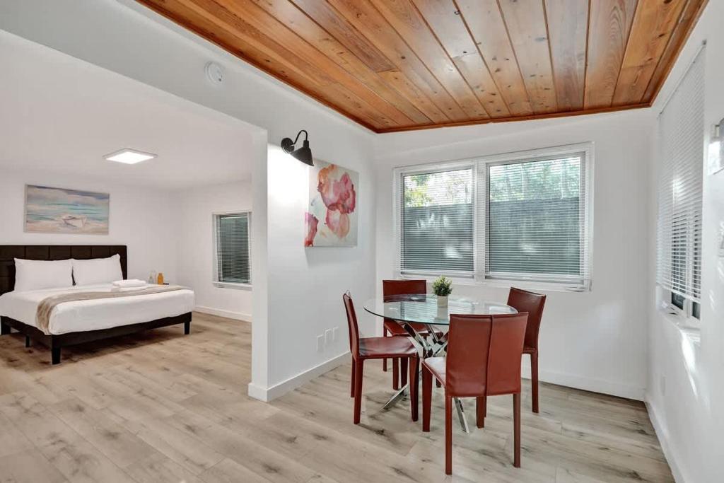 En eller flere senge i et værelse på Tropical Oasis Studio w Pool