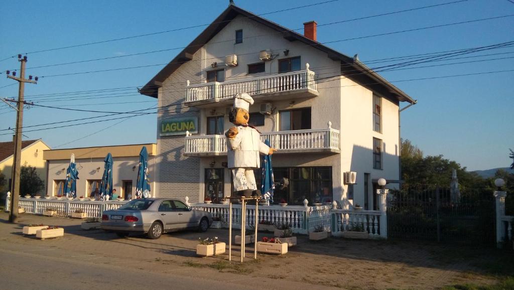 uma grande estátua de urso de peluche em frente a um edifício em Laguna Guesthouse em Bela Crkva