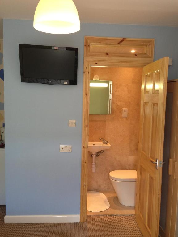 Hour Glass Hotel - Quadruple Room With Bathroom