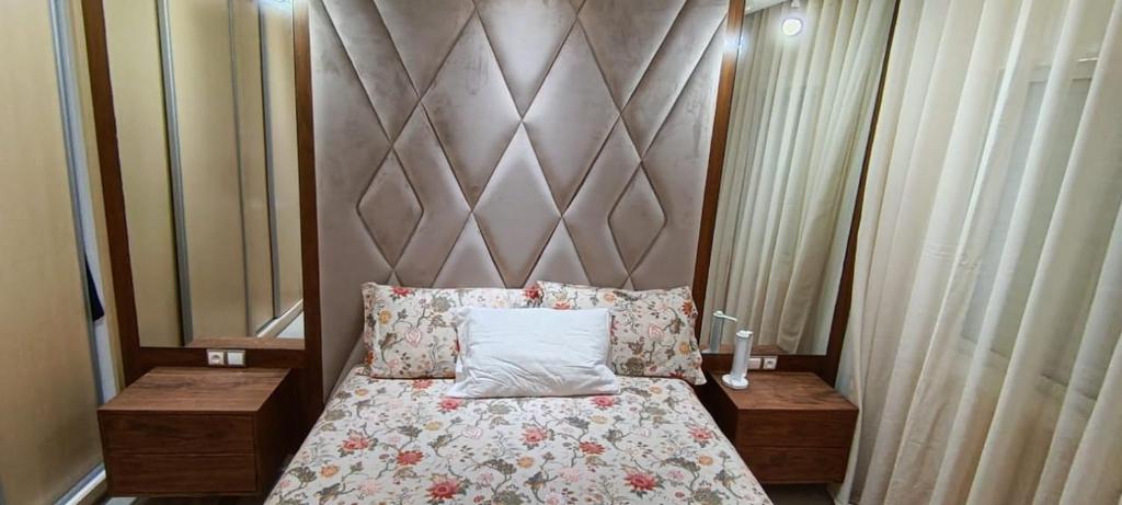 een slaapkamer met een bed met een groot hoofdeinde bij Temara wifak in Temara