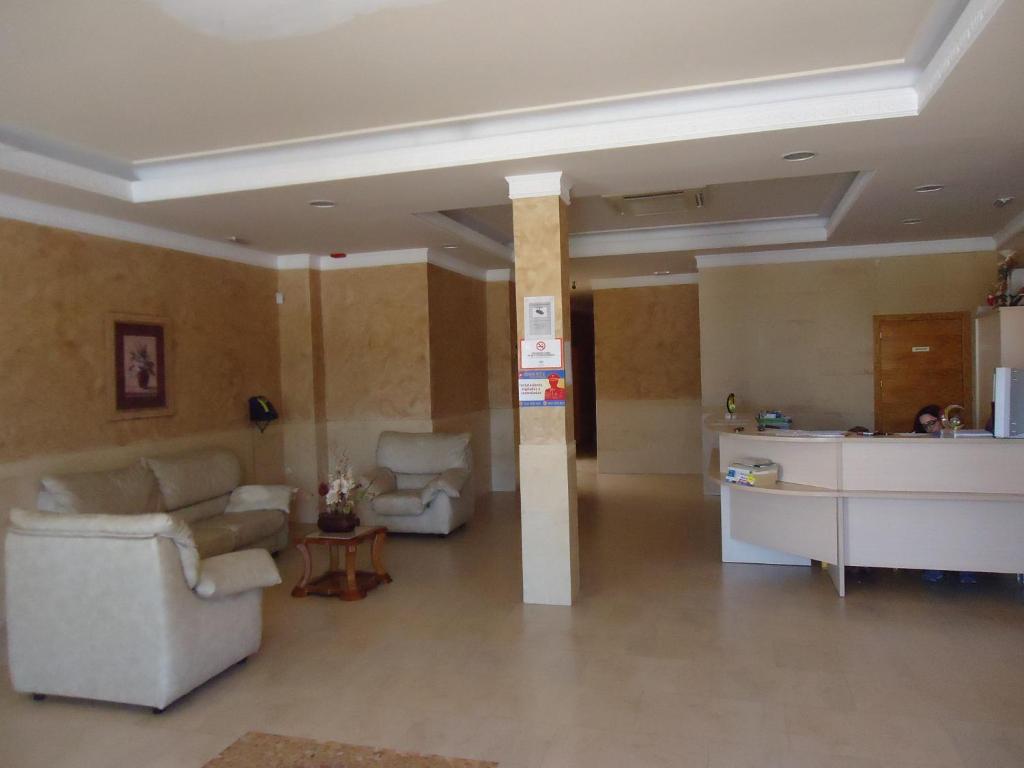 Sala de estar con 2 sofás y mesa en Hotel Antequera Rural Fortes La Nuit, en Mollina