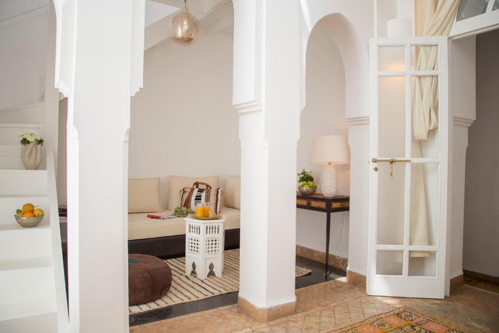 une chambre aux murs blancs et une chambre avec une table dans l'établissement Riad Olema et Spa, à Marrakech