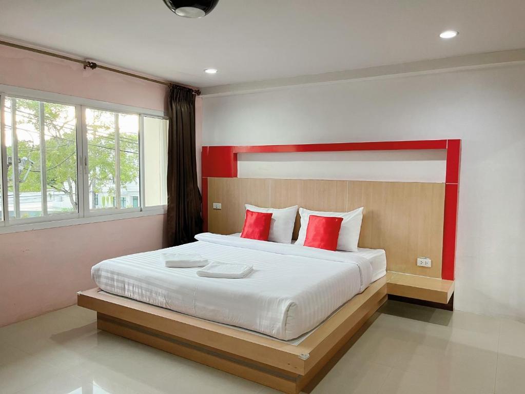 En eller flere senge i et værelse på Krabi Serene Loft