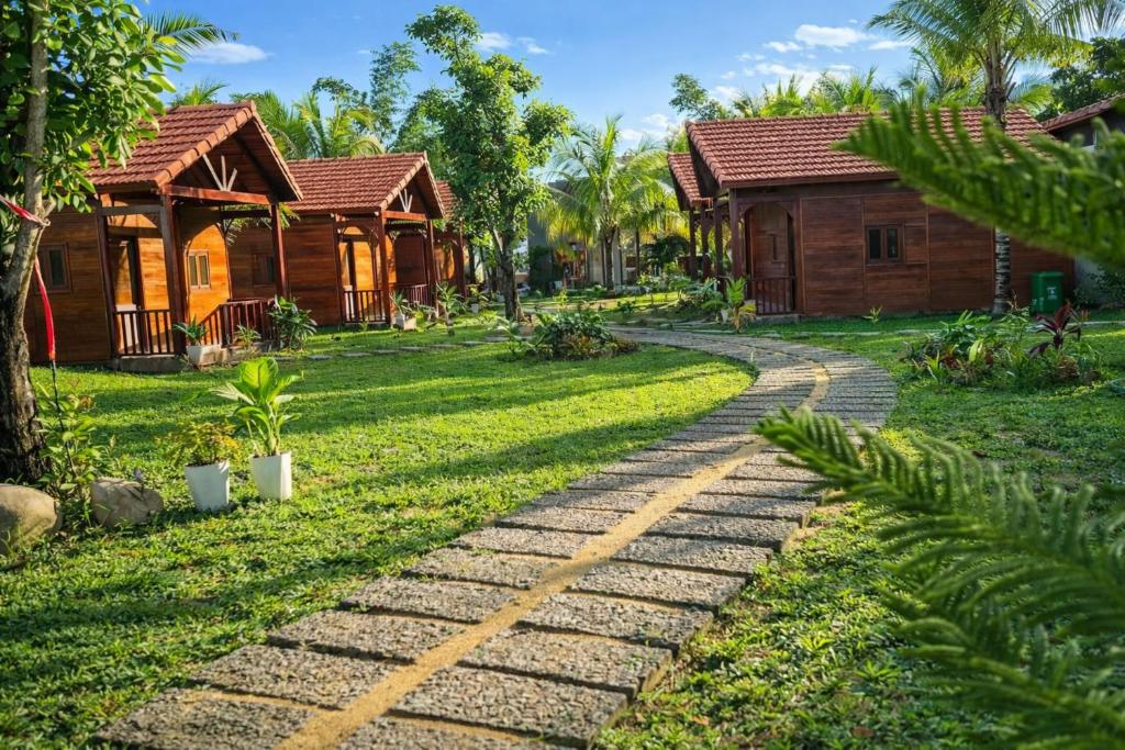 Tánh LinhHomestay 25 tháng 12 Tàpao - Đồng Kho - Tánh Linh的房屋前的鹅卵石路径