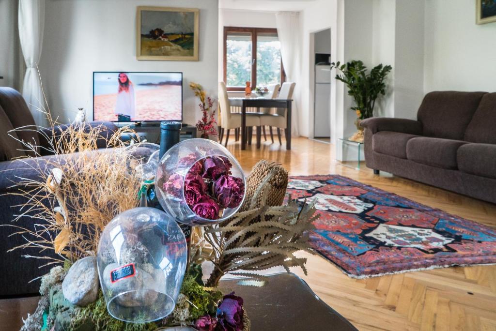 uma sala de estar com uma mesa com esferas de vidro em Sensitive Apartment em Belgrado