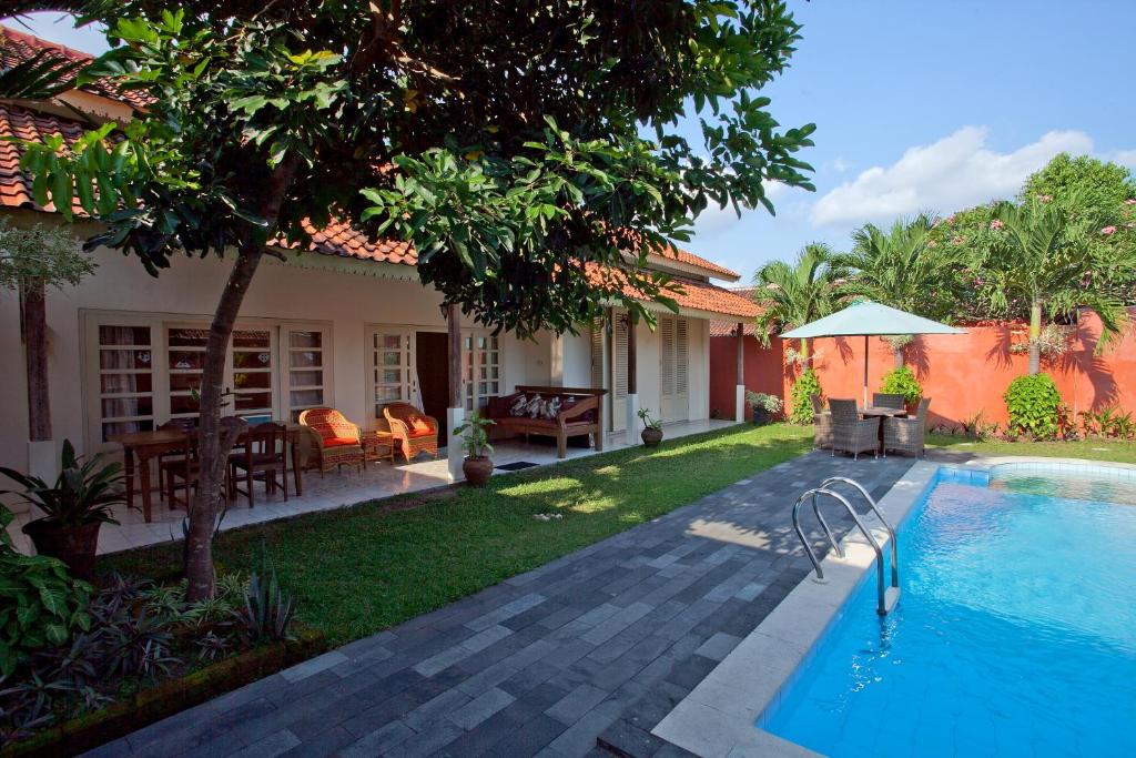 a backyard with a swimming pool and a house at Villa Pondok Terra in Yogyakarta