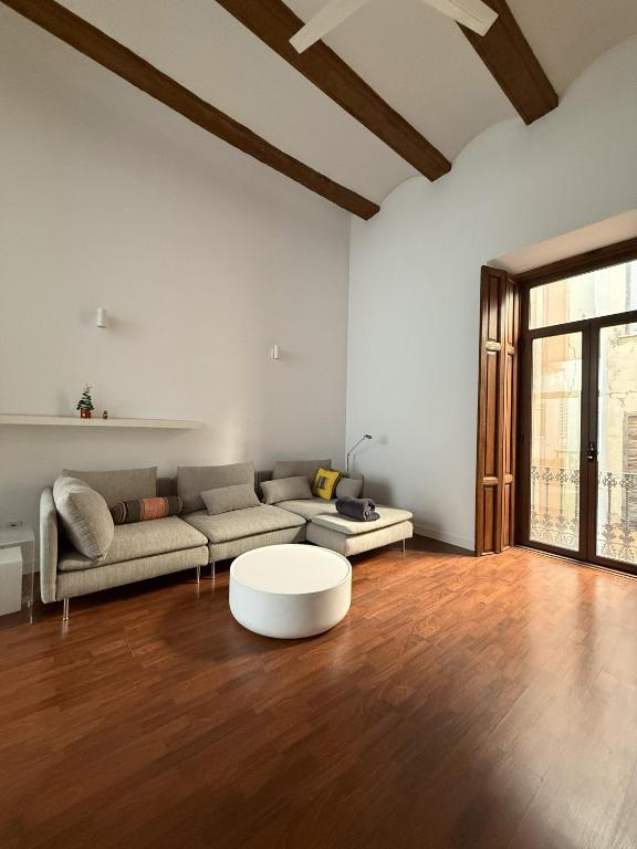 ein Wohnzimmer mit Sofa und Tisch in der Unterkunft La COlectiva HOME in Xàtiva