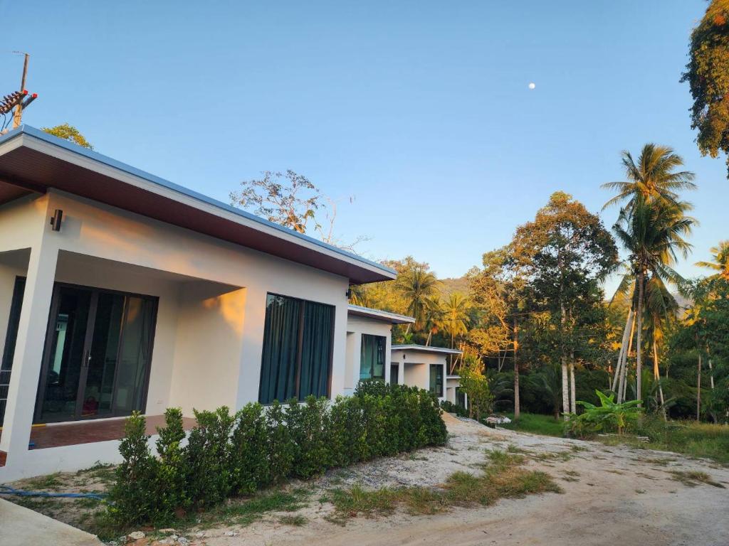 ein Haus mitten auf einer unbefestigten Straße in der Unterkunft Na-Tub House in Ban Nua