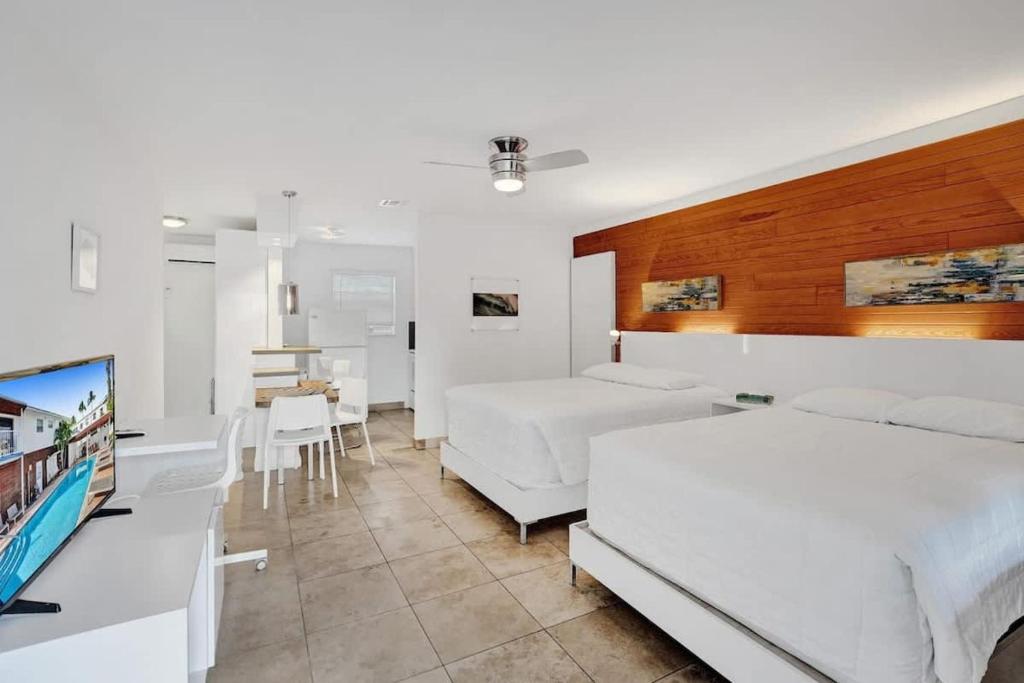 Et tv og/eller underholdning på Waves Beach Town Spacious Studio Apartment For 4 People