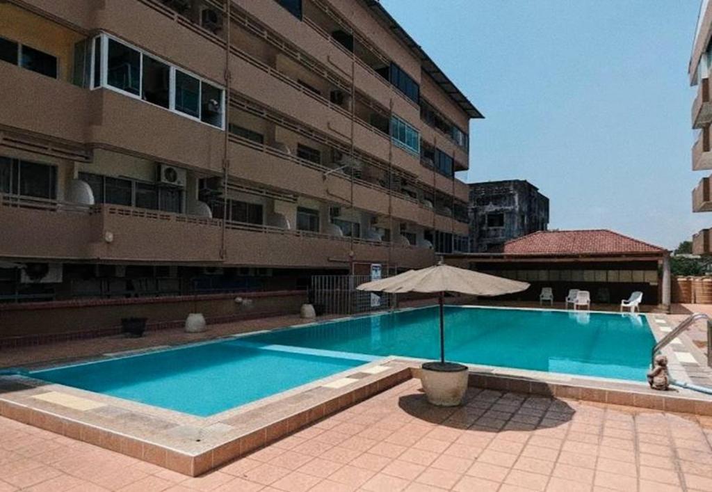 una grande piscina di fronte a un edificio di ระยองบีช Rayong Beach Hotel a Ban Chak Phai