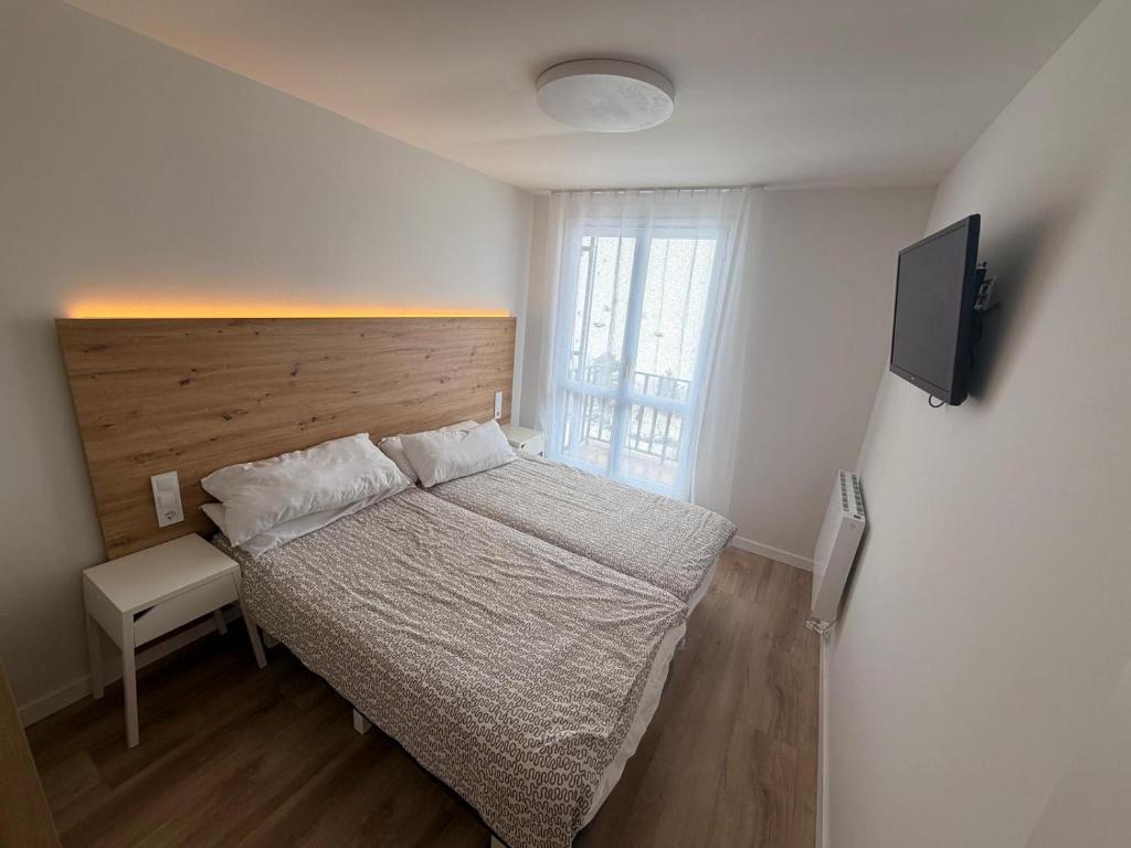 Giường trong phòng chung tại Apartamentos Pirineos Rent