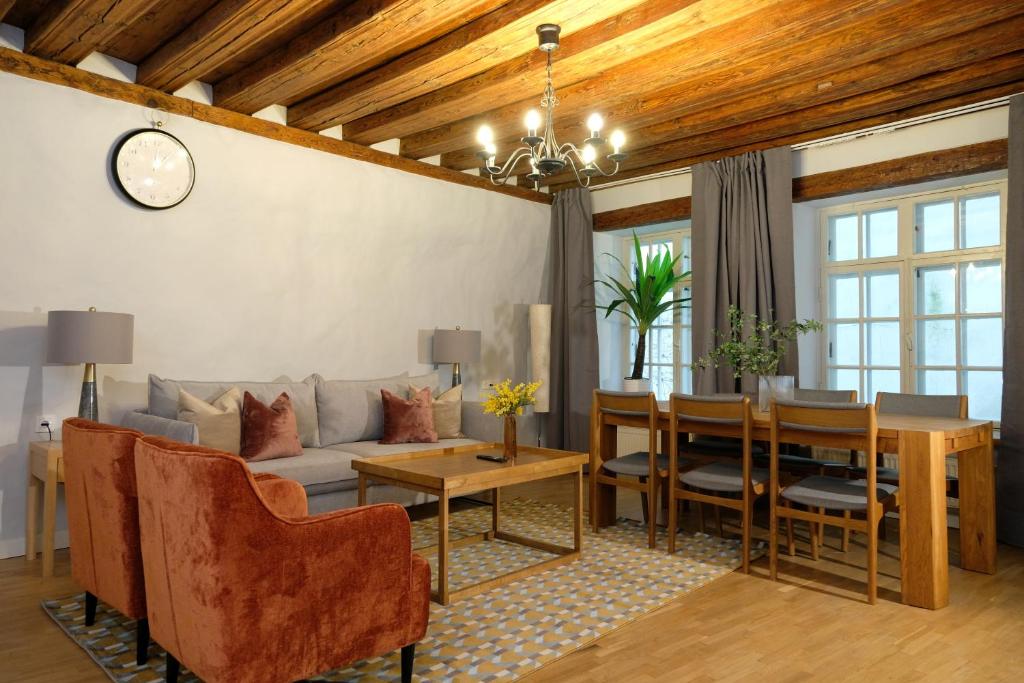 塔林塔林市公寓 - 老城区的客厅里有一张沙发和一张桌子。