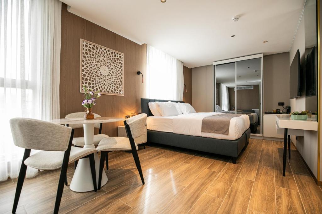 Postel nebo postele na pokoji v ubytování Herzl Boutique Hotel & Apartments by Domus