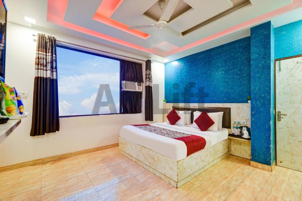 una camera da letto con un letto e una grande finestra di Hotel Airlift at Delhi Airport a Nuova Delhi
