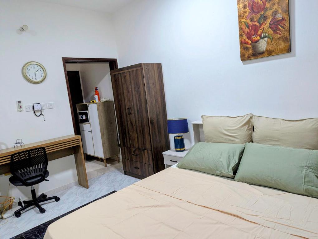 En eller flere senge i et værelse på Cozy Comfort Studio Central Muscat