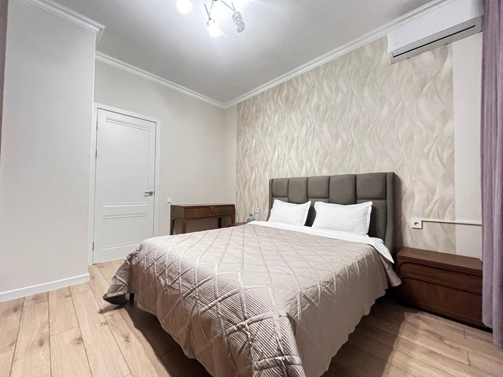 En eller flere senge i et værelse på Nexpo Premium apartaments