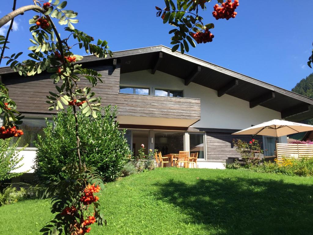 ein Haus mit einem Rasenplatz davor in der Unterkunft Chalet Montafon Schruns in Schruns-Tschagguns