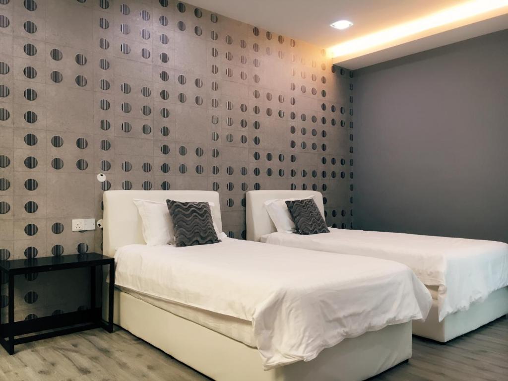 峇都丁宜的住宿－三葉草精品別墅，卧室内两张并排的床