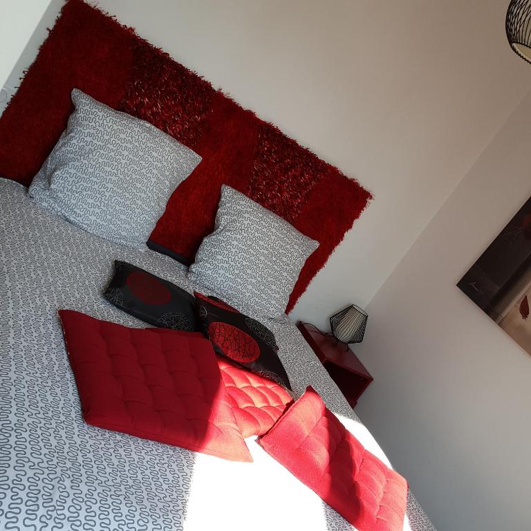 Postel nebo postele na pokoji v ubytování HÔTEL Le 6 3 Home PORT EN BESSIN