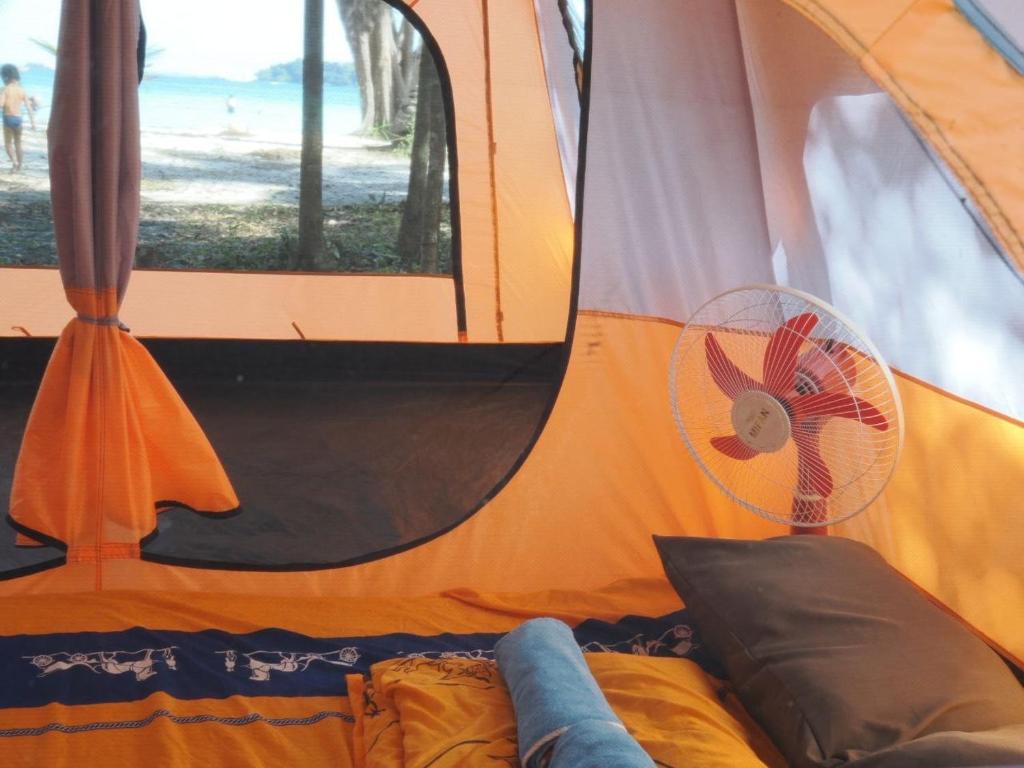 een oranje tent met een haan op de zijkant bij White Pearl Beach in Kaôh Rŭng (3)