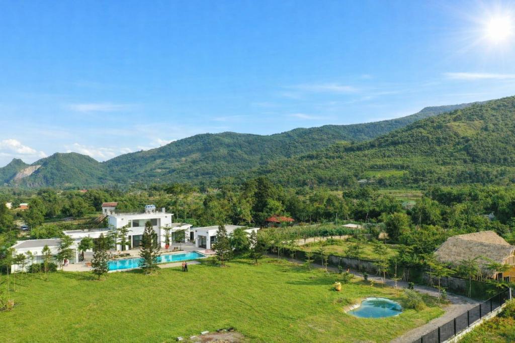 een luchtzicht op een resort met een zwembad en bergen bij Solmist Villa in Hòa Bình