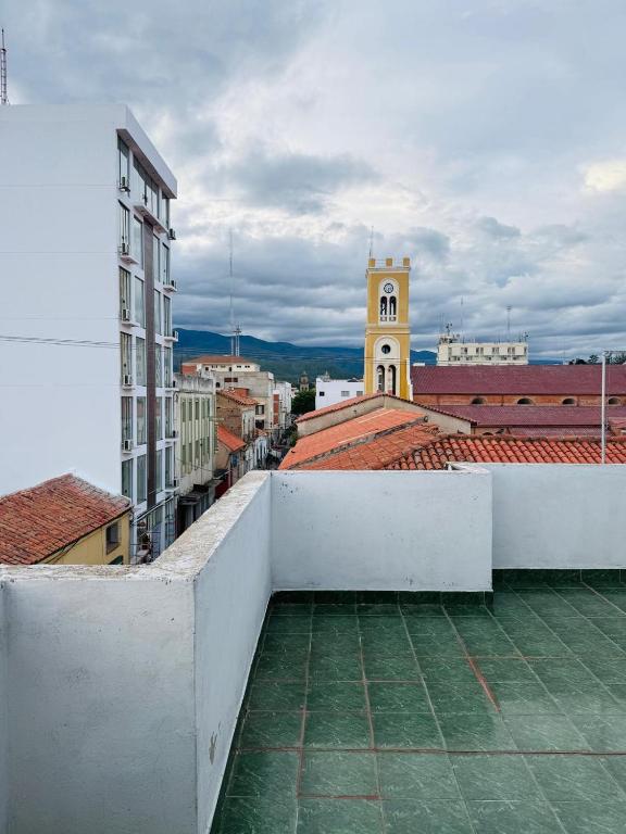 una vista di una città dal tetto di un edificio di Terraza 419 a Tarija
