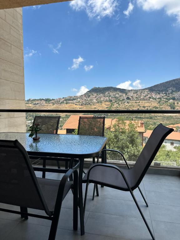 Ein Tisch und Stühle auf einem Balkon mit Aussicht in der Unterkunft Haven46 