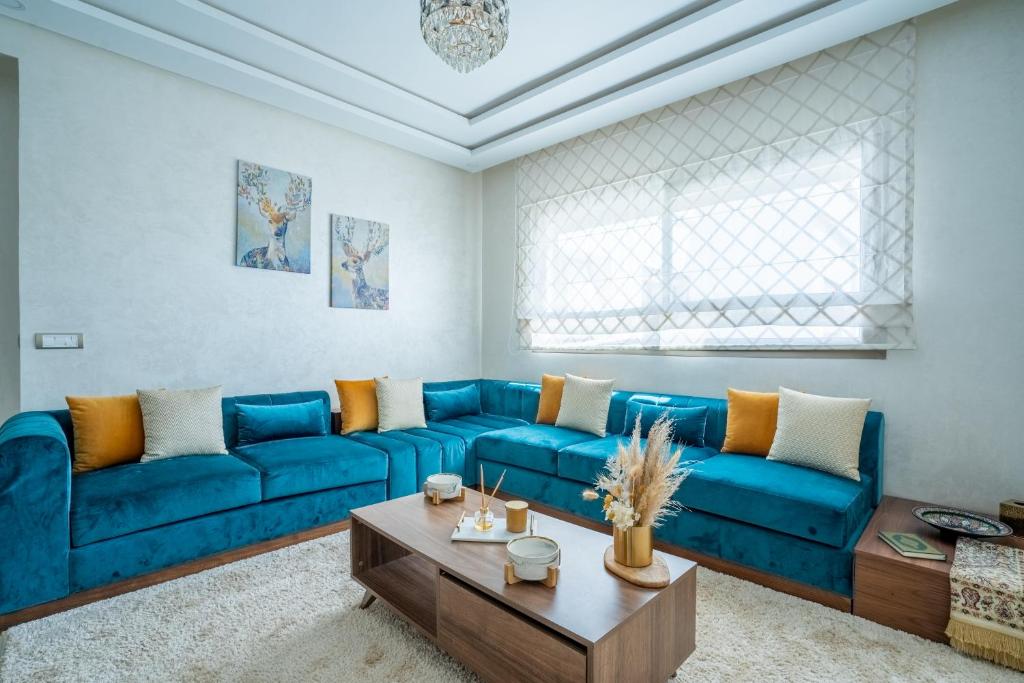 Modern Pool View Apartment - Fast Wi-Fi & Parking - Housity