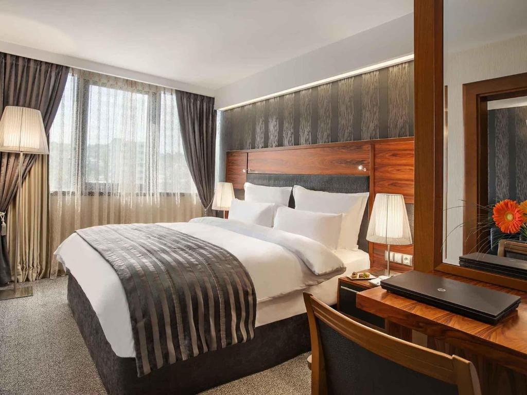 Movenpick hotel Sarajevo - 小型特大号床套房 - 带Spa浴缸 - 巷侧