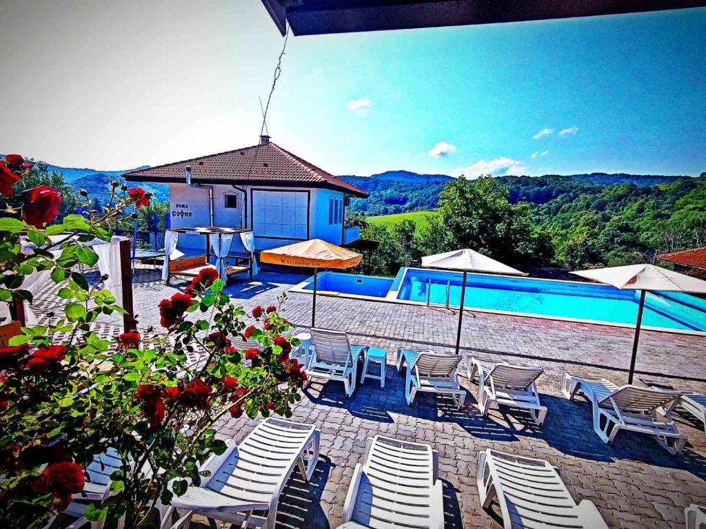 Swimmingpoolen hos eller tæt på Бадевски рай-къща Надежда