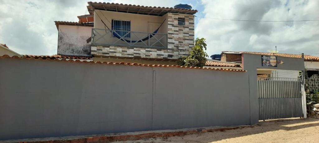 een wit hek voor een huis bij Hostel da Lua in Barreirinhas