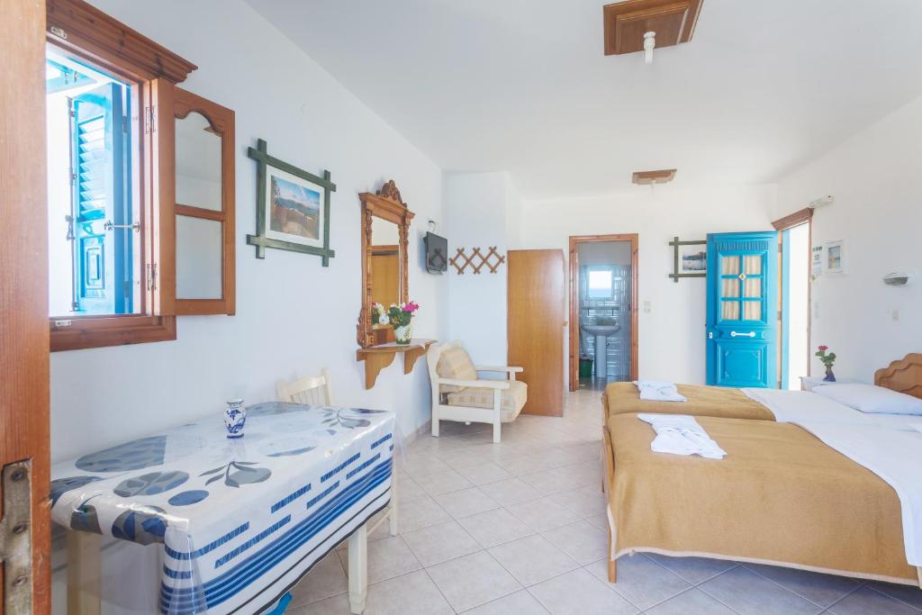 Postel nebo postele na pokoji v ubytování Arhontiko Hotel