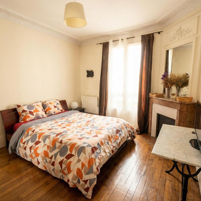 een slaapkamer met een bed en een open haard bij A spacious room in a strategic area in Montrouge