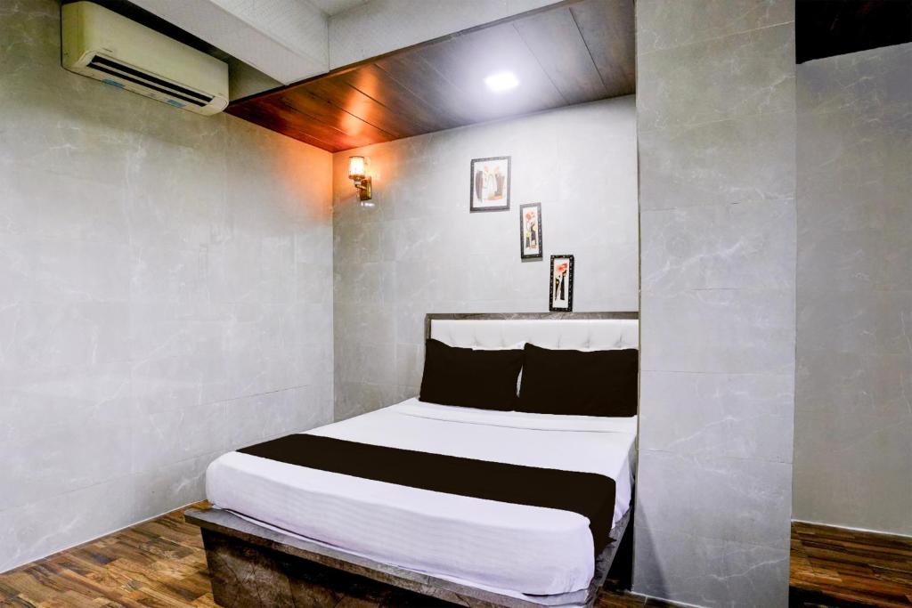 En eller flere senge i et værelse på Hotel O Balaji Residency