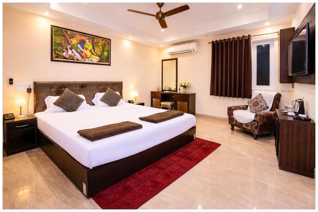 Postel nebo postele na pokoji v ubytování HOTEL DS STAY VARANASI ! - Near Kasi Vishwanath Temple And Ganga Ghat #Fully Air Conditioning #Free Wi-Fi #Parking #Room Service #Prime Location - Best Selling Premium Hotel in Varanasi