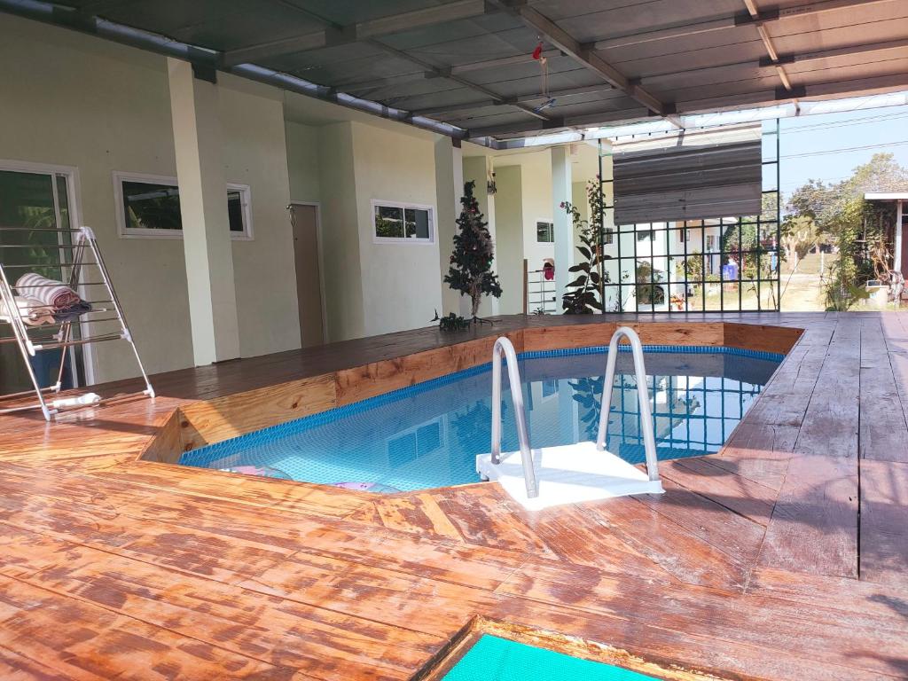 Swimmingpoolen hos eller tæt på บ้านยาย pool Villa