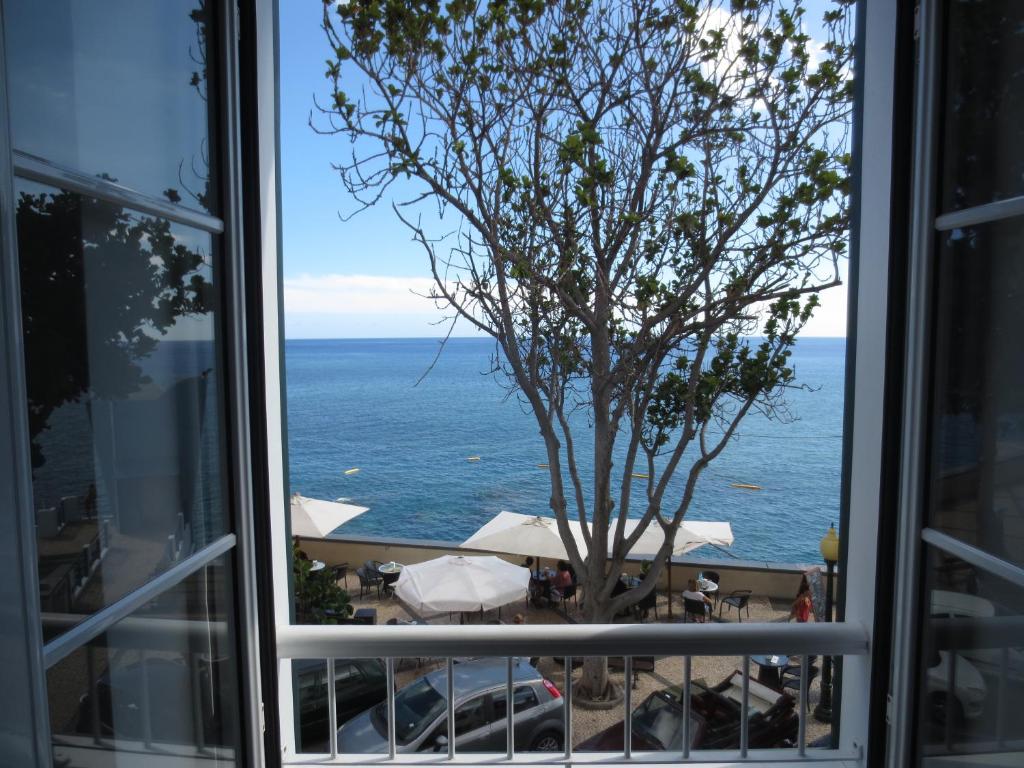 a window view of the ocean from a beach at Barreirinha II Perto da Cidade Velha Com Vista do Oceano de Nice in Funchal
