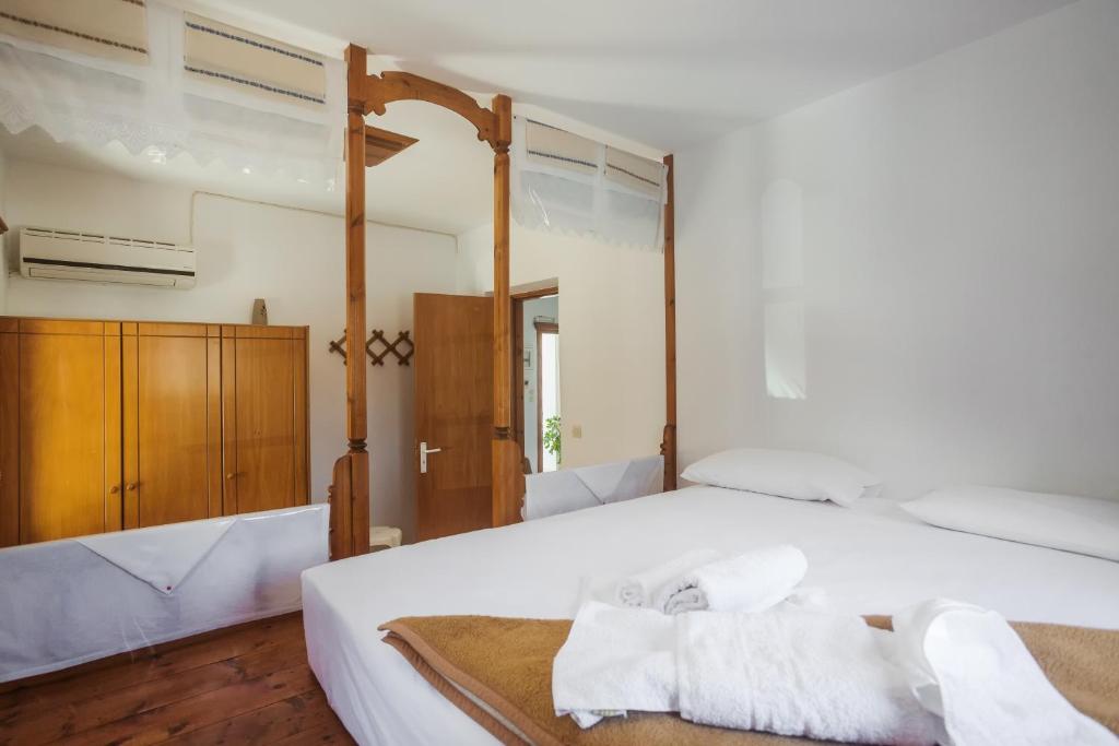 Postel nebo postele na pokoji v ubytování Arhontiko Hotel