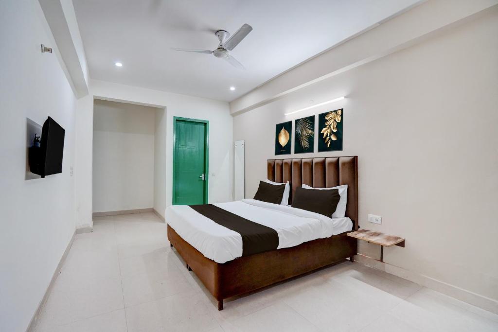 een slaapkamer met een bed en een groene deur bij Collection O by OYO HOTEL DLF PHASE-4 MG ROAD in Gurgaon
