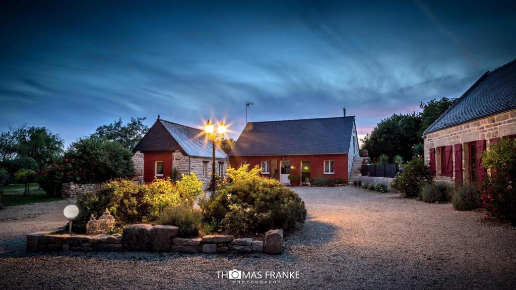 コンブリにあるLocation de La Ferme De Kerraoulの上の灯り付きの家